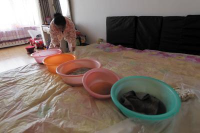 丰镇楼上漏水，住户失联，小区没物管，业主维权难！律师来支招……
